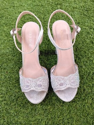 Zapatos de tacón plateados talla 36