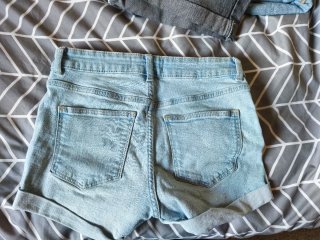 Pantalón corto vaquero desgastado