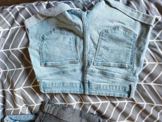 Pantalón corto vaquero desgastado