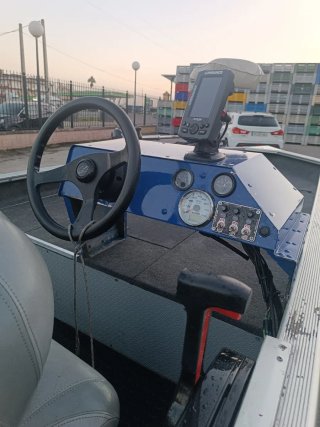 Barco de pesca Bass Boat azul modelo marine 1448