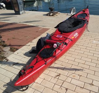 Kayak rojo con vela