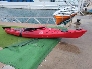 Kayak rojo con vela