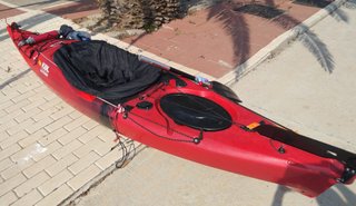 Kayak rojo con vela
