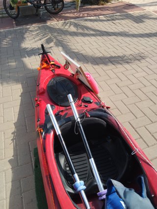 Kayak rojo con vela