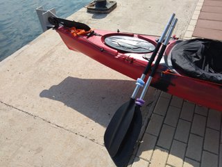 Kayak rojo con vela