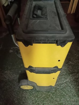 Caja de herramientas con ruedas.
