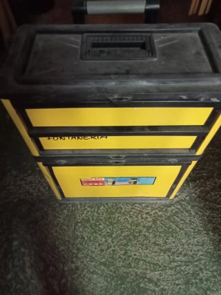 Caja de herramientas con ruedas.