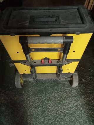 Caja de herramientas con ruedas.