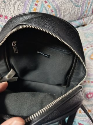 Mochila negra con parches divertidos