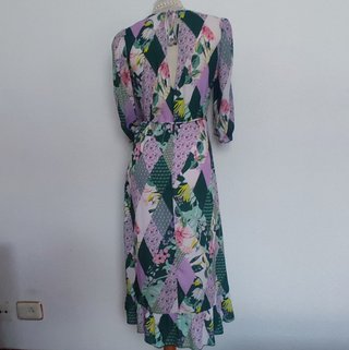 Vestido midi estampado floral de Sfera. Talla L