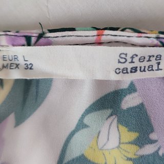 Vestido midi estampado floral de Sfera. Talla L