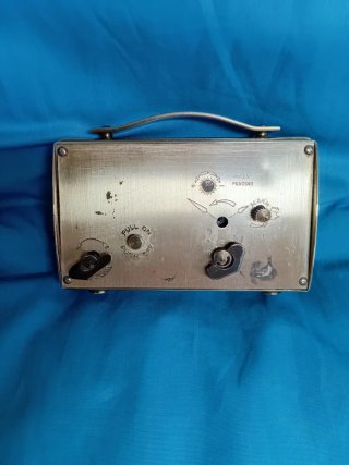 Reloj despertador Swiza dorado