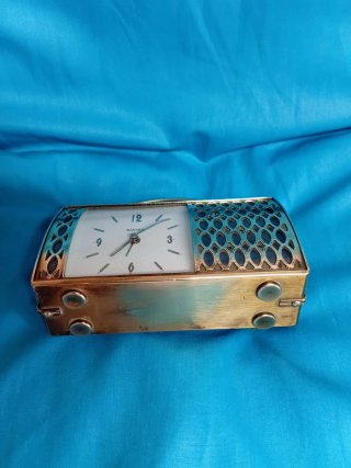 Reloj despertador Swiza dorado