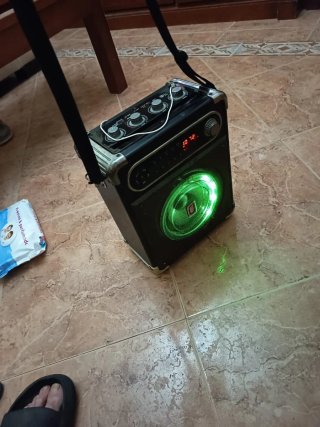 Altavoz Amplificador Negro y Plateado