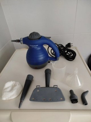 Vaporeta de limpieza, con accesorios. Marca Taurus