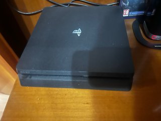 PS4 con 3 juegos y 2 mandos