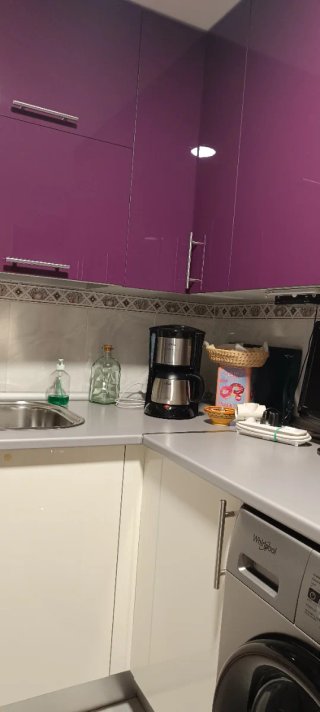 Muebles de cocina blancos y morados