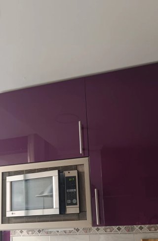 Muebles de cocina blancos y morados