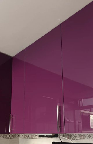 Muebles de cocina blancos y morados