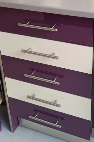 Muebles de cocina blancos y morados