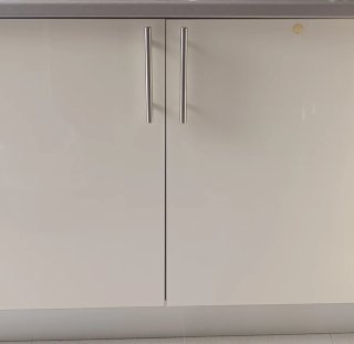 Muebles de cocina blancos y morados