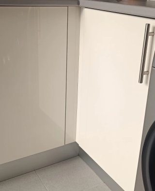 Muebles de cocina blancos y morados