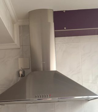 Muebles de cocina blancos y morados
