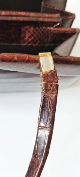 Bolso piel cocodrilo detalles dorados