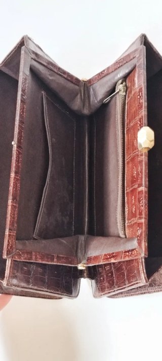 Bolso piel cocodrilo detalles dorados