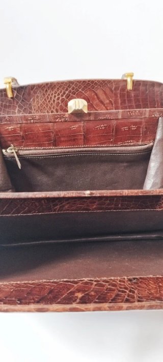 Bolso piel cocodrilo detalles dorados