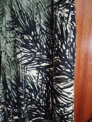 Camiseta Koroshi verde estampado hojas