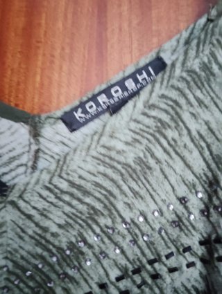Camiseta Koroshi verde estampado hojas