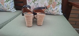 Sandalias de plataforma negras y beige