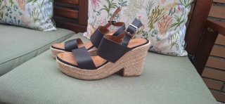 Sandalias de plataforma negras y beige