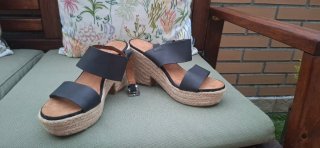Sandalias de plataforma negras y beige