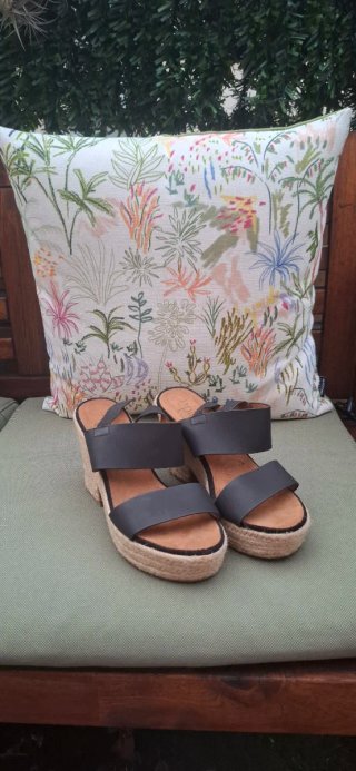 Sandalias de plataforma negras y beige