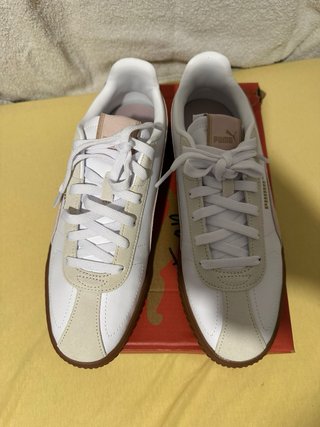 Zapatillas Puma Beige y Blancas