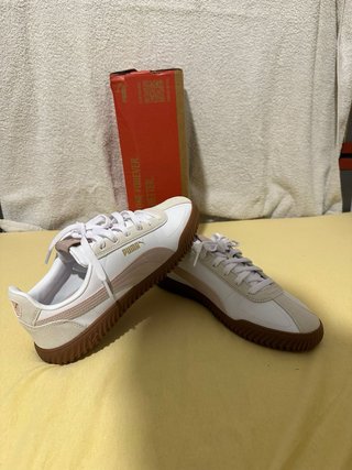 Zapatillas Puma Beige y Blancas