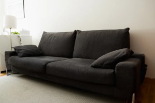 Sofá de tela gris oscuro