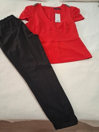 Conjunto Blusa Roja y Pantalón Gris Talla L