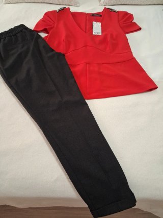Conjunto Blusa Roja y Pantalón Gris Talla L