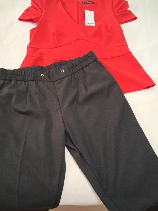 Conjunto Blusa Roja y Pantalón Gris Talla L