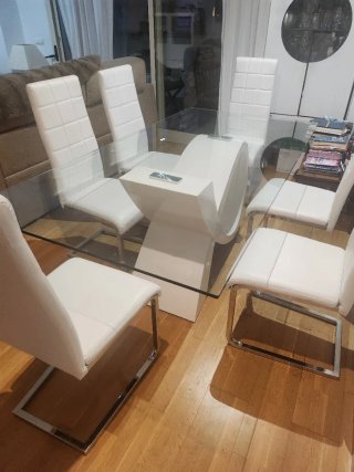 Mesa Comedor Cristal y 6 Sillas Polipiel