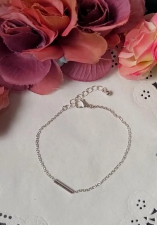 Pulsera ajustable plateada con barra