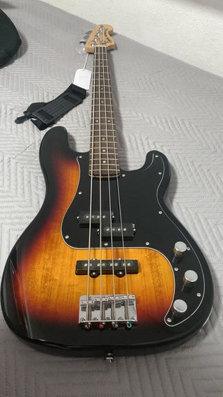 BAJO SQUIER PRECISION BASS + AMPLI (NEGOCIABLE)