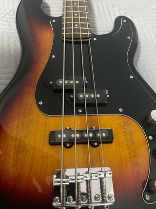 BAJO SQUIER PRECISION BASS + AMPLI (NEGOCIABLE)