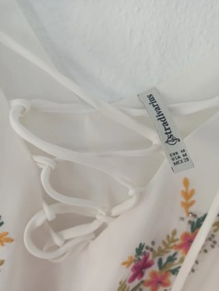 Blusa blanca con bordado floral