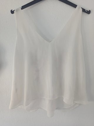 Blusa blanca con bordado floral