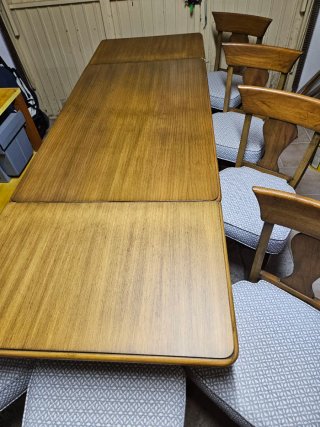 Mesa de comedor de madera con 6 sillas, extendida