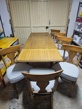 Mesa de comedor de madera con 6 sillas, extendida